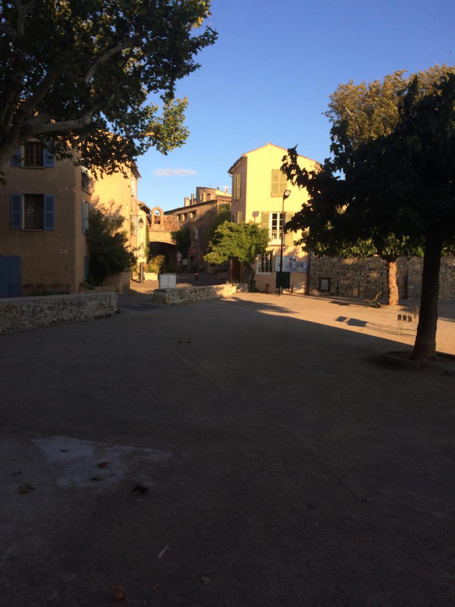 Au Coeur Du Village Provencal Туртур Екстер'єр фото